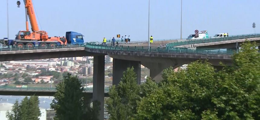 Queda de camião da recolha do lixo em viaduto de 70 metros faz um morto na Amadora
