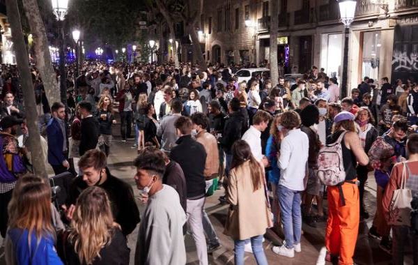 Polícia volta a dispersar cerca de 3.500 pessoas em Barcelona