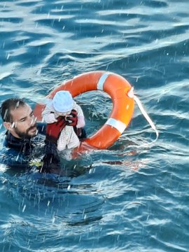 Bebé entre as dezenas de crianças salvas do mar em Ceuta