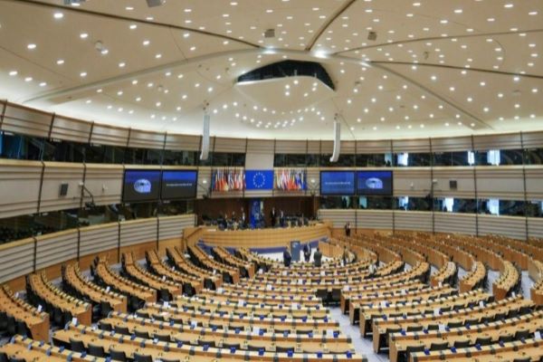 Parlamento Europeu aprova certificado covid-19