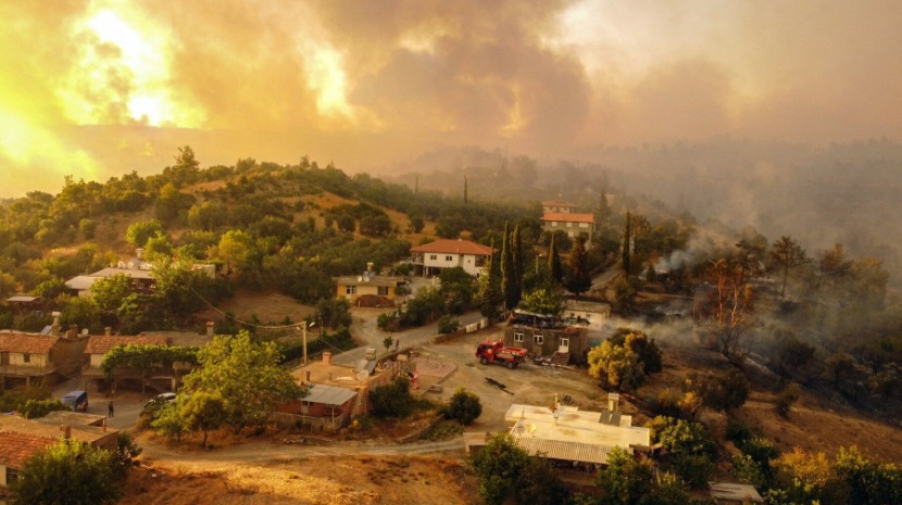 Turistas em pânico pelos incêndios na Turquia fogem para a costa à espera de resgate