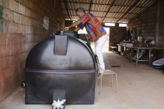 Estudante universitário cabo-verdiano cria projeto que transforma lodo em gás de cozinha