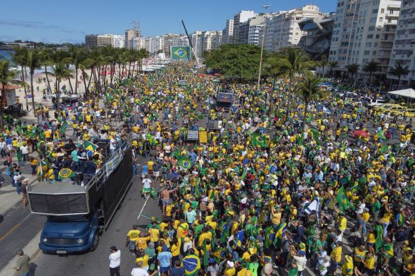 Milhares de manifestantes pró Bolsonaro querem mudar sistema de voto