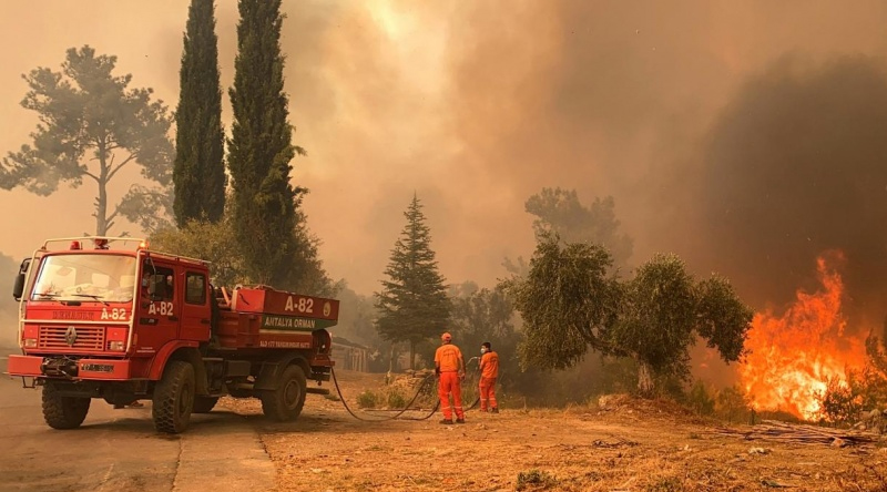 Incêndios devastam sul da Europa e obrigam a retirar moradores e turistas