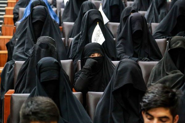Talibãs permitem que mulheres continuem a estudar mas apenas em universidades segregadas e com veste islâmica obrigatória