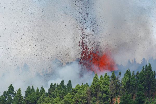 Vulcão Cumbre Vieja entra em erupção nas Canárias