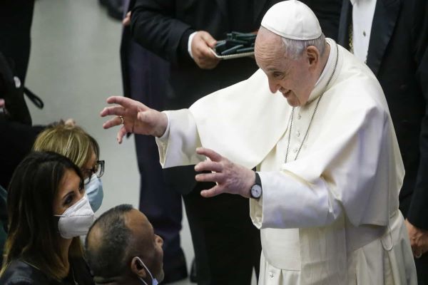 Papa pede solução duradoura para fluxos migratórios no Mediterrâneo
