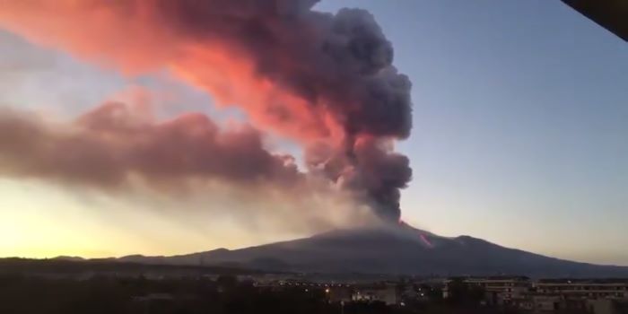 Vulcão italiano Etna tem nova erupção e provoca chuva de cinzas