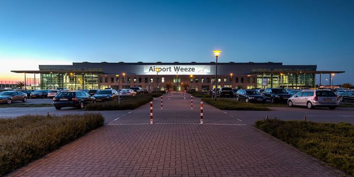 Tráfego no aeroporto alemão de Weeze esteve interrompido devido a entrada de carro