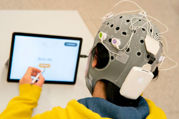 Universidade de Coimbra realiza ensaio clínico pioneiro com dispositivo médico para treinar o cérebro de crianças em casa