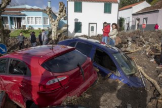 Quinze pessoas realojadas e viaturas arrastadas devido ao mau tempo nos Açores