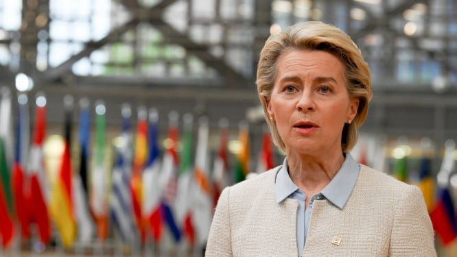 Von der Leyen pressionada a revelar mensagens com CEO da Pfizer