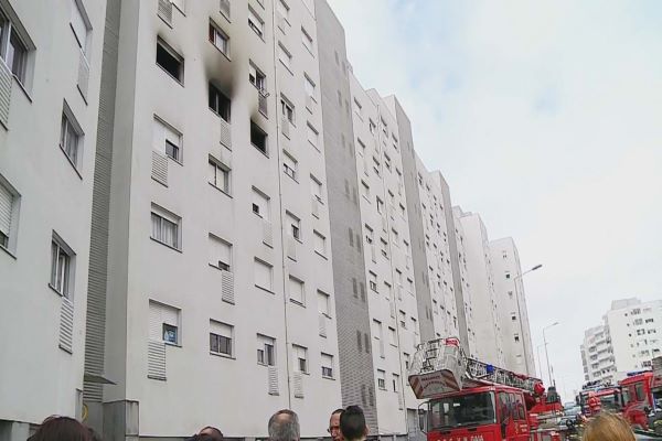 Incêndio consome prédio de dois pisos em Gaia e bombeiros evitam alastramento