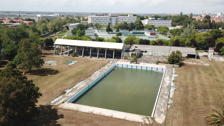 Aveiro: Revista Sábado investiga ligações familiares e valorização de terrenos das antigas piscinas.