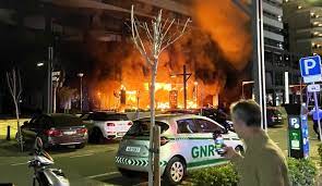 Encapuzados atacam e incendeiam bar em Vilamoura
