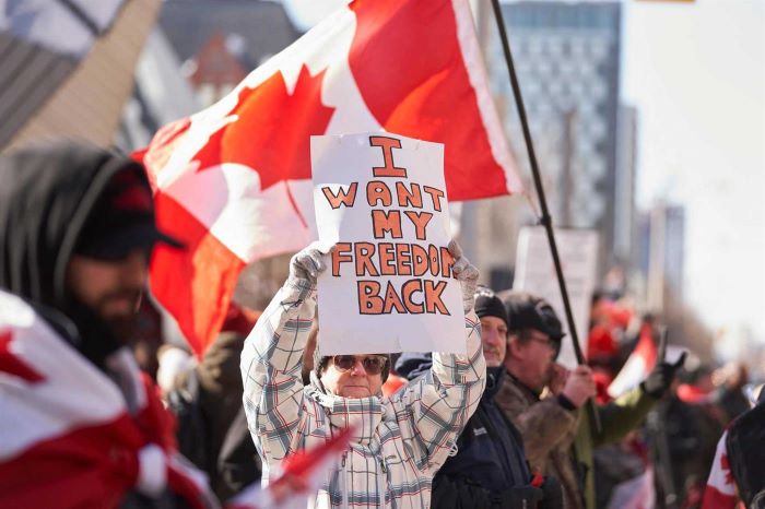 Protestos contra restrições deixam capital do Canadá em “estado de emergência”
