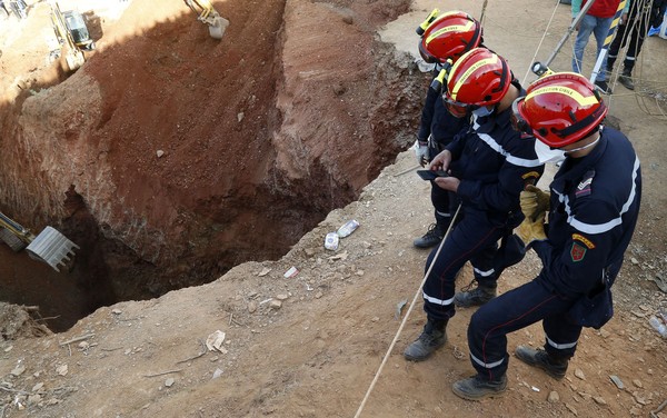 Rayan tem cinco anos e está há três dias preso num poço de 32 metros de profundidade em Marrocos
