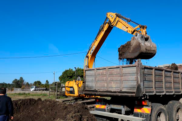 Na rua 1.º de Maio: Começou a construção do novo parque de estacionamento nas imediações do centro de Cantanhede