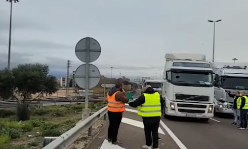 Engarrafamentos e bloqueio de portos: camionistas espanhóis em greve devido ao aumento dos combustíveis