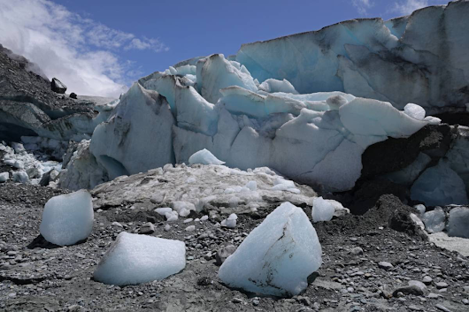 Degelo nos Alpes suíços leva à descoberta de dois corpos e destroços de um avião