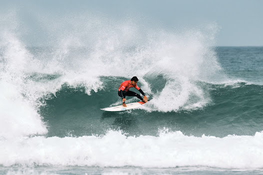 Liga MEO Surf – Ondas de qualidade e regresso de Vasco Ribeiro animam dia inaugural do Bom Petisco Peniche Pro