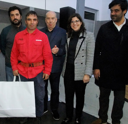 Castelo de Paiva | Durante o jantar de Natal da corporação: CÂMARA MUNICIPAL OFERTOU FARDAMENTO AOS BOMBEIROS VOLUNTÁRIOS LOCAIS