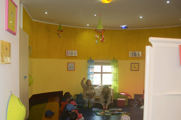 Na Biblioteca Municipal de Cantanhede Crianças do Jardim de Infância visitam exposição de pintura e assistem a Hora do Conto