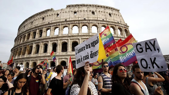 Comunidade LGBTQ+ acusa governo italiano de atropelar direitos paternais dos homossexuais