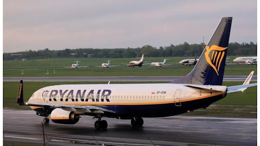 Avião da Ryanair faz aterragem de emergência em Faro