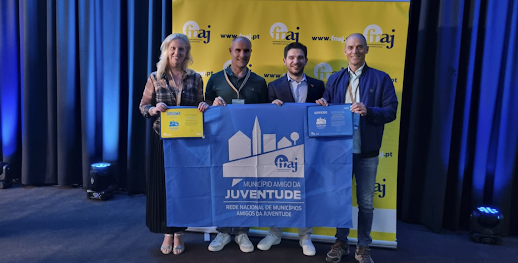 MARINHA GRANDE DISTINGUIDA COM SELO E BANDEIRA DE “MUNICÍPIO AMIGO DA JUVENTUDE”