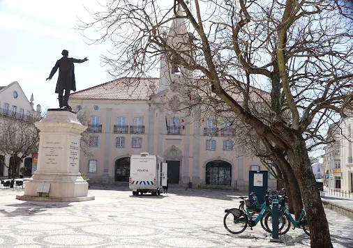 Câmara de Aveiro investe cerca de 179 mil euros na reabilitação de arruamentos em Verdemilho; Câmara de Aveiro e E-Redes renovam iluminação na envolvente à Igreja Matriz de Requeixo