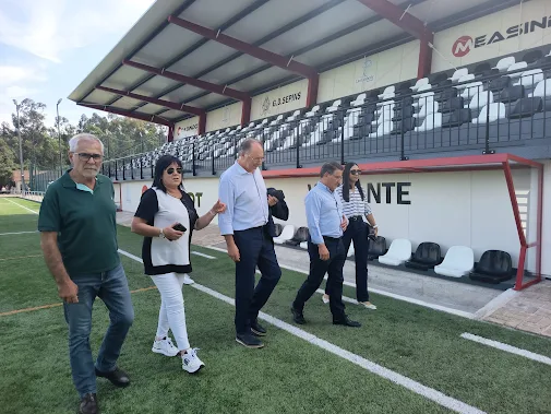 Obra contou com um apoio municipal de 98.400 euros. Grupo Desportivo de Sepins inaugurou nova bancada coberta