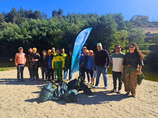 Praia Fluvial de Sangemil acolheu ação de limpeza no Dia Internacional da Limpeza Costeira
