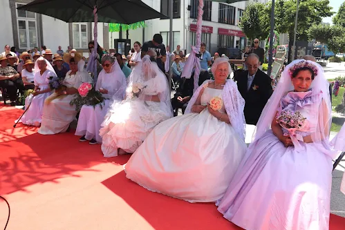 Projecto Micas promoveu actividade no Largo do Conde. NOIVOS DE SANTO ANTÓNIO DESFILARAM ONTEM EM SOBRADO