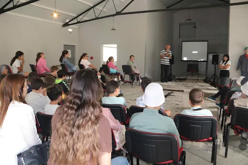 ASSISTIRAM A UM FILME DA ACTIVIDADE DAS MINAS DO PEJÃO ALUNOS DO 4º ANO DO ENSINO BÁSICO VISITARAM EXPOSIÇÃO NO CAVALETE DO FÔJO