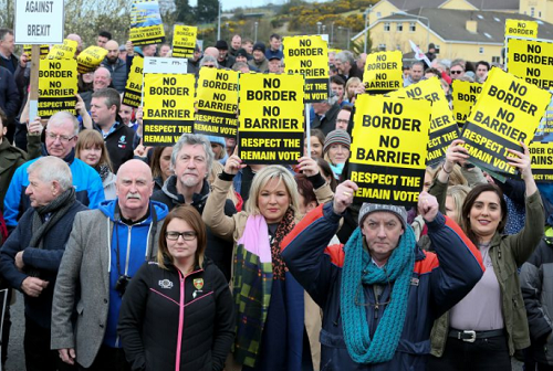 Centenas de pessoas manifestam-se na fronteira entre as duas irlandas contra saída da UE