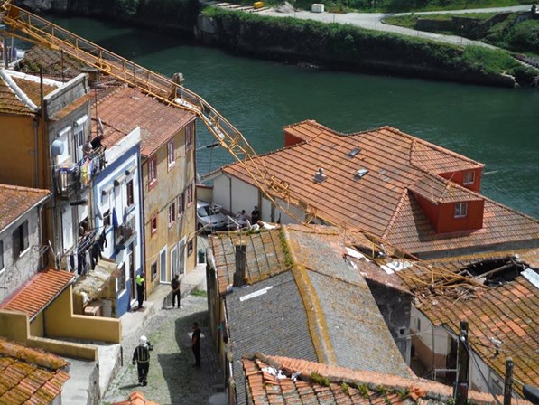 Uma família desalojada e nove casas atingidas com queda de grua no Porto