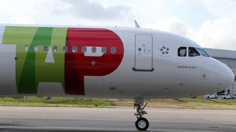 Avião da TAP aterra de emergência em Lisboa e leva ao encerramento da pista