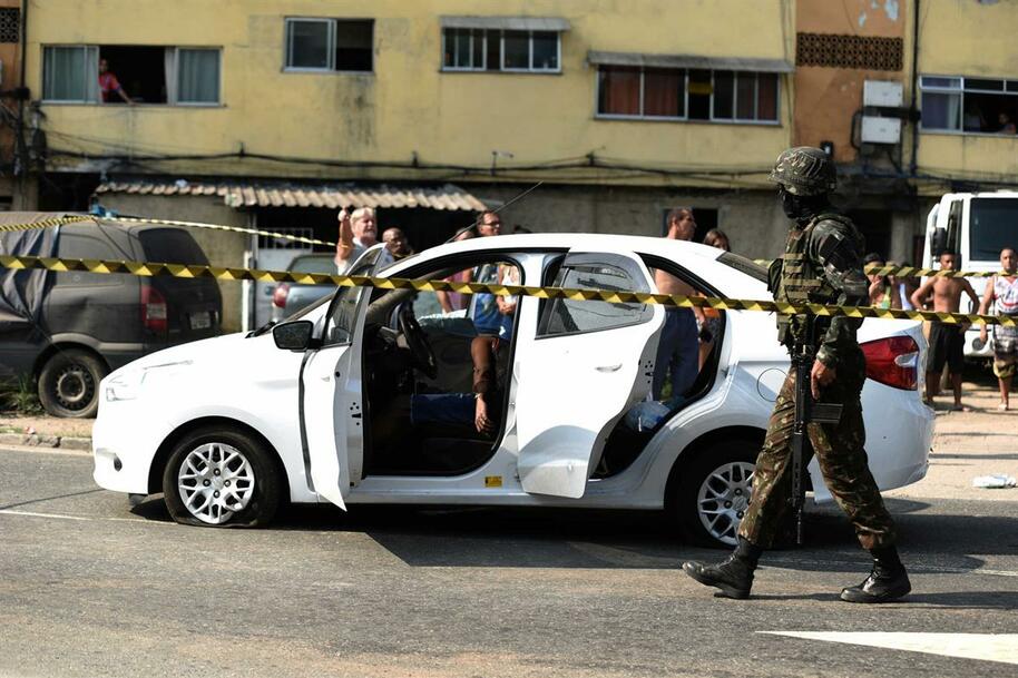 Mundo | Bolsonaro diz que 80 tiros de militares contra carro de família foi “incidente”
