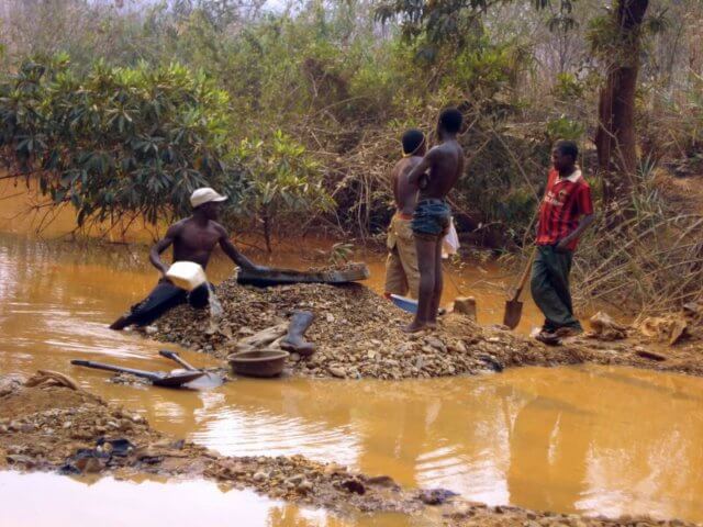Moçambique | PRM acusa garimpeiros ilegais de financiarem ataques em Cabo Delgado