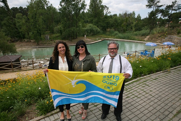 Bandeira Qualidade de Ouro hasteada na Praia Fluvial dos Olhos da Fervença