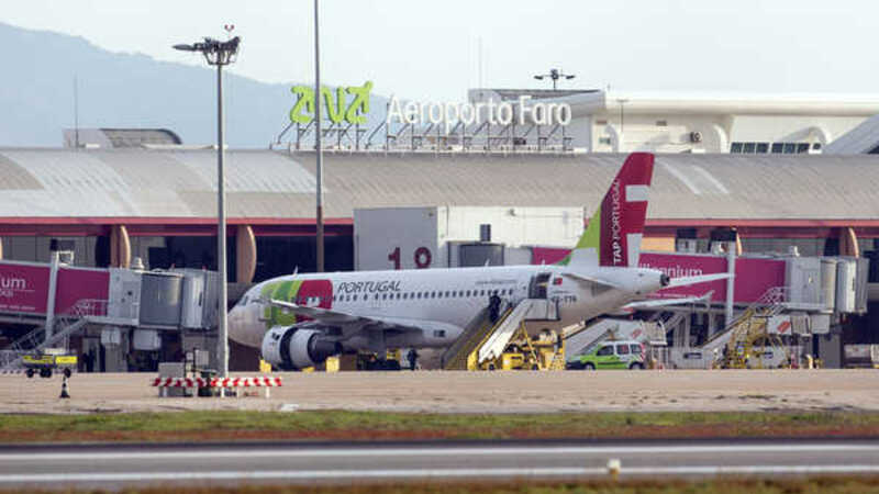 Sul | Aeroporto de Faro apela a turistas para que fujam da “confusão algarvia” e vão para França