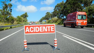 Colisão entre ambulância e pesado provoca três feridos graves em Celorico da Beira