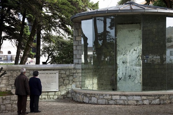 Um pedaço do muro de Berlim na Cova da Iria. Uma maneira de celebrar a paz e a liberdade religiosa em Fátima