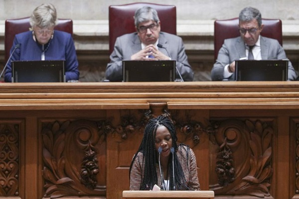 Politica | Joacine Katar Moreira defende salário mínimo de 900 euros como “ato de amor”