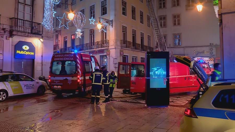Cinco feridos por inalação de fumo em incêndio já extinto na baixa de Lisboa