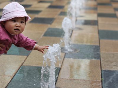 Subsídios para creche e pagamento a 100% das baixas médicas para assistência familiar. Governo anuncia pacote de medidas de natalidade