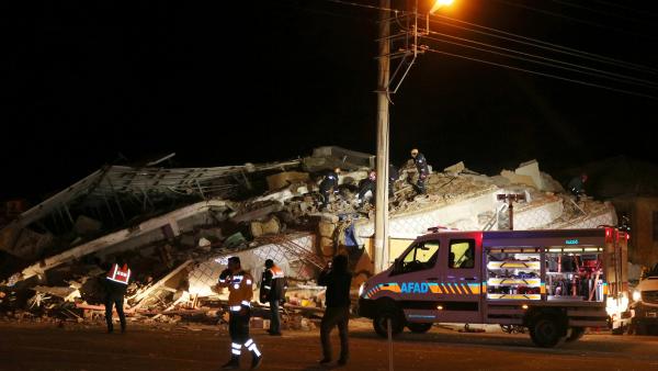 Sismo de magnitude 6,8 na escala de Richter atinge leste da Turquia