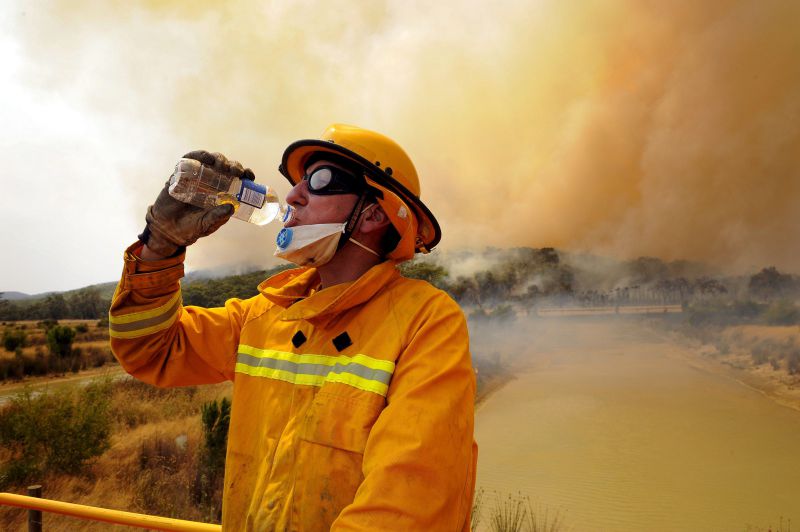 Morte de bombeiro eleva para 27 número de vítimas dos incêndios na Austrália