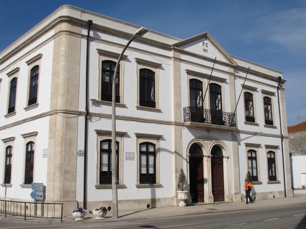 Câmara Municipal de Mira encomendou à empresa DOM Mira batas laváveis e reutilizáveis e máscaras em neoprene